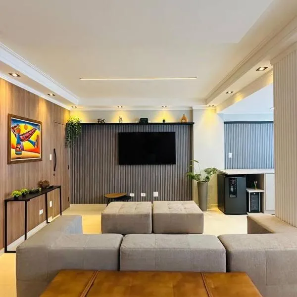 Apartamento Guarujá, com sacada vista mar! Pé na areia, Lindo!, hotel in Guarujá