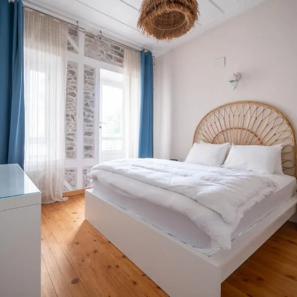 MINIQ HOMES 101 - Near Sea Foça Center 2BR Historic Stone House, hôtel à Foça