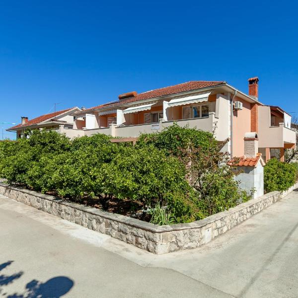Apartments and Rooms Dobrila