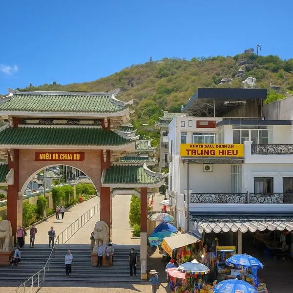Trung Hiếu Hotel - bên cạnh Miếu Bà Chúa Xứ, hotel in Chau Doc