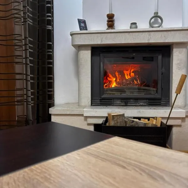 Wood Fireplace Duplex near Pamporovo - Parking, Sleeps 6, hotel sa Pamporovo