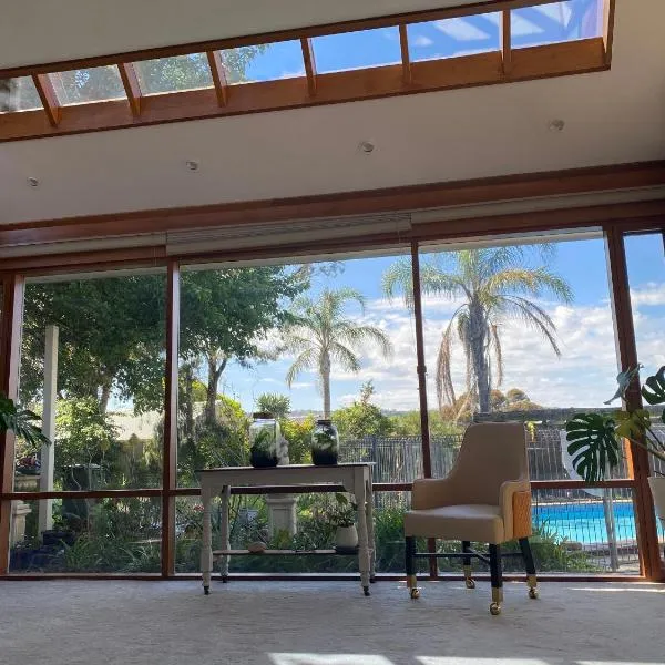 Hillside Retreat with Pool, hotel din Flagstaff Hill