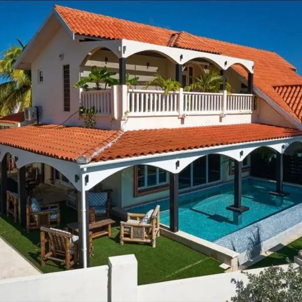 Villa Saliña โรงแรมในปาล์มอีเกิลบีช