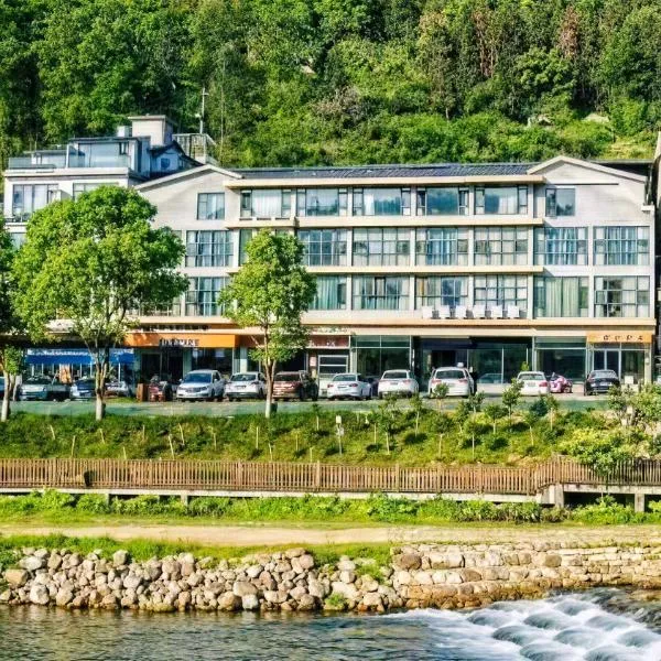 铂曼智慧酒店-Near the east gate of the Forest Park, about a 10-minute walk-There is a beautiful small river at the entrance-offers free self-service laundry -Attraction Tickets Serivce in advance-Free one-way shuttle service for 4 nights or more, hotel v destinaci Čang-ťia-ťie