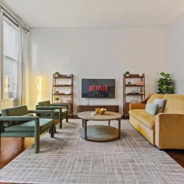 2BR Downtown Gem with Arcade games! - Sleeps 7 - Near Convention Center - Stadium, hotel v destinaci Indianapolis