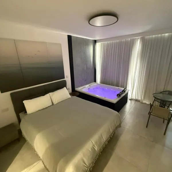 חוויה בכיכר, Hotel in Netanja