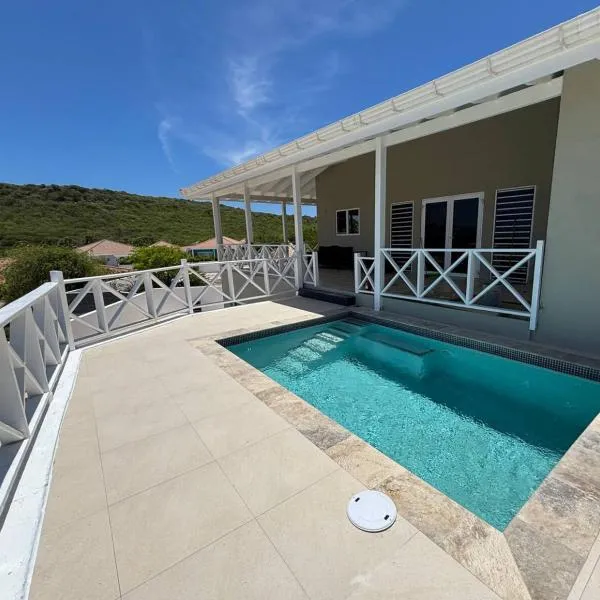 Luxe villa met panoramisch zicht en privézwembad, hotelli kohteessa Willemstad