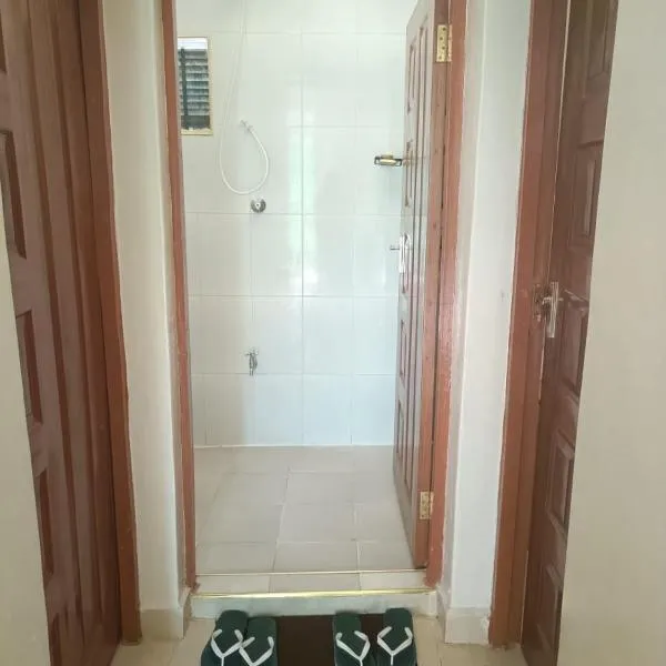 Stylish 2BR with Wi-Fi and secure parking, hotel em Kakamega