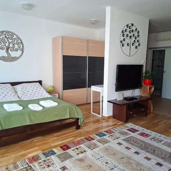 Centrum apartman، فندق في سكسارد