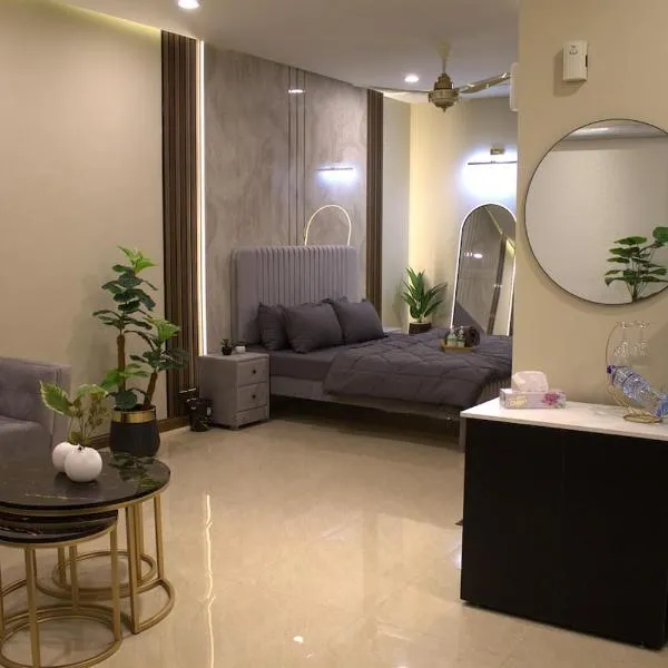 Spacious Studio with UPS, across Giga mall, Pool included, хотел в Исламабад