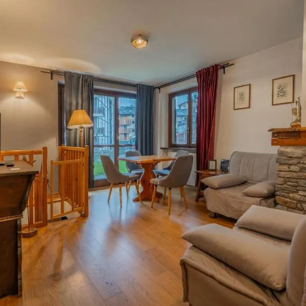 CASA JULIE - Accogliente rifugio nella quiete - COUR 0157, hotel in Courmayeur