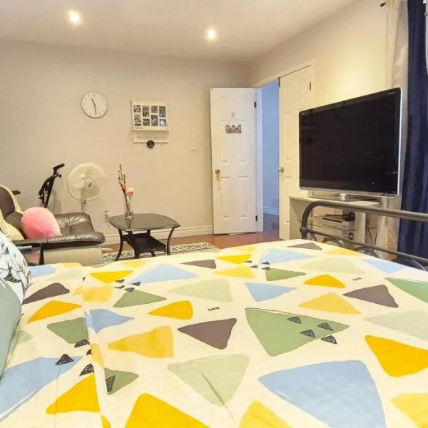 Toronto Spacious Cozy Mainfloor Room โรงแรมในโตรอนโต