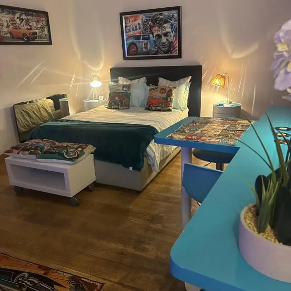 Highly recommended apartment steps from the lake, hotel in Annecy