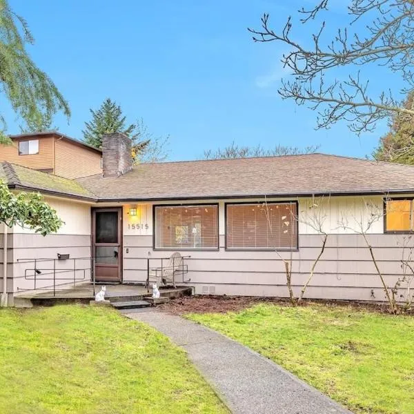 Spacious Retreat 3 Miles to Airport 12 to Seattle, hotel in Burien