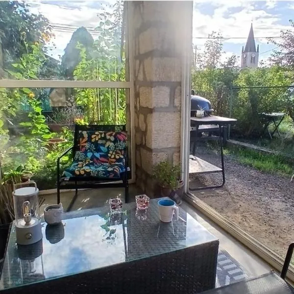 Grand Studio Côté Jardin, hotel em Saint-Sernin