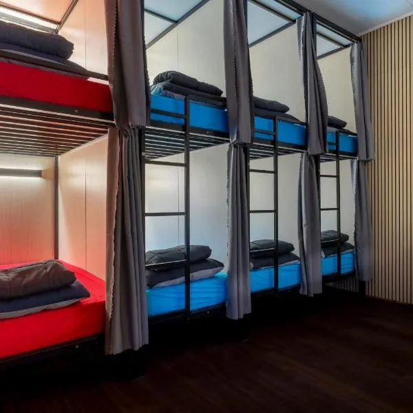 Capsule Hostel Perth - note - Valid passport required to check-in, ξενοδοχείο στο Περθ