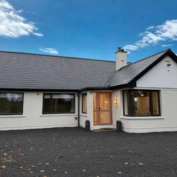 Willow Lodge Cashel- Rock View-Sleeps 8 guests-Spacious- Cosy、キャッシェルのホテル