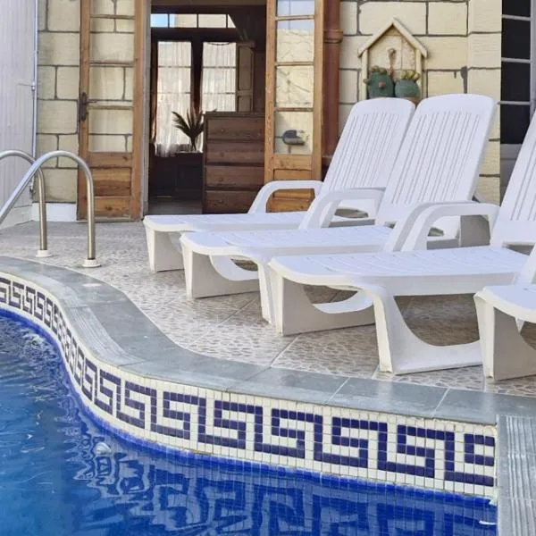 Sunset Castle House with Pool, hotel a Xagħra