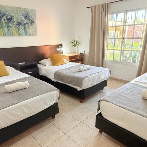 G7 Confortable Monoambiente Triple con Cochera, hotel in Villa Ángela