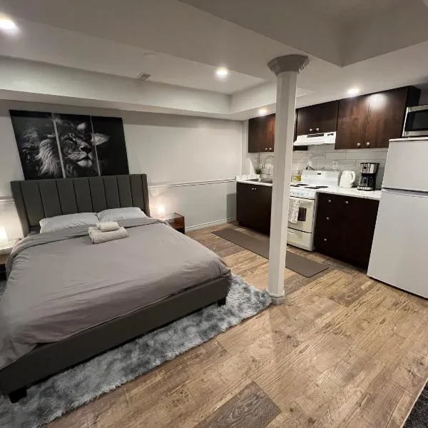 Modern, basement apartment, close to airport, hotel em Toronto