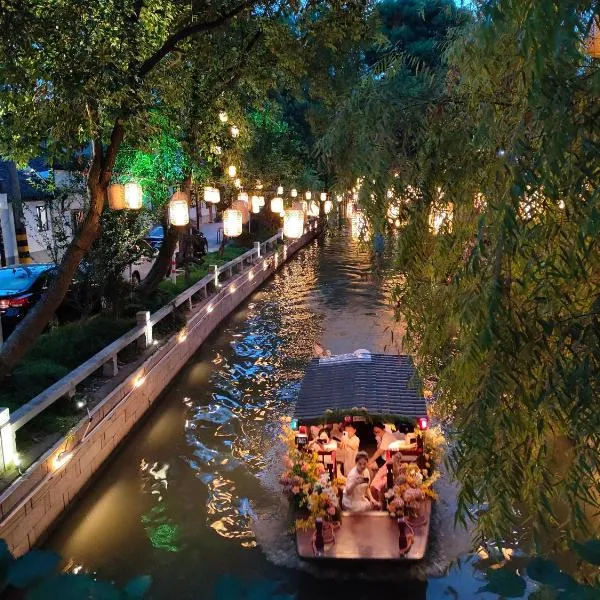 Luxury Riverside House with Garden in Central Suzhou، فندق في سوتشو