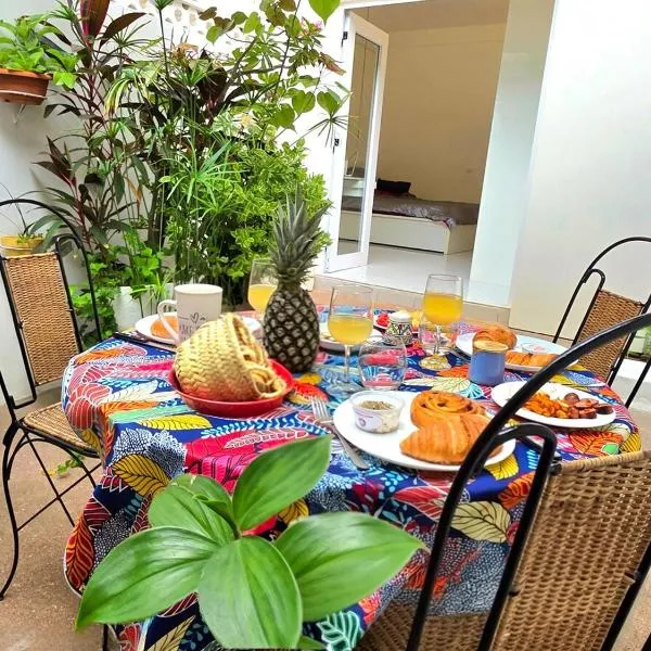 Cozy apartment with private patio, hotell i Lomé