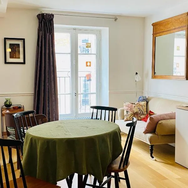 Elegant and cosy flat near Montmartre, hotel v Paříži