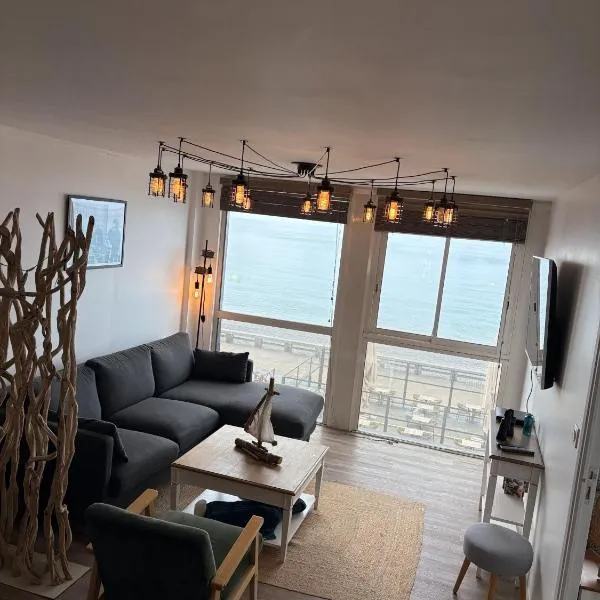 Gîte Les pieds dans l eau à Fécamp avec pleine vue mer, Hotel in Fécamp