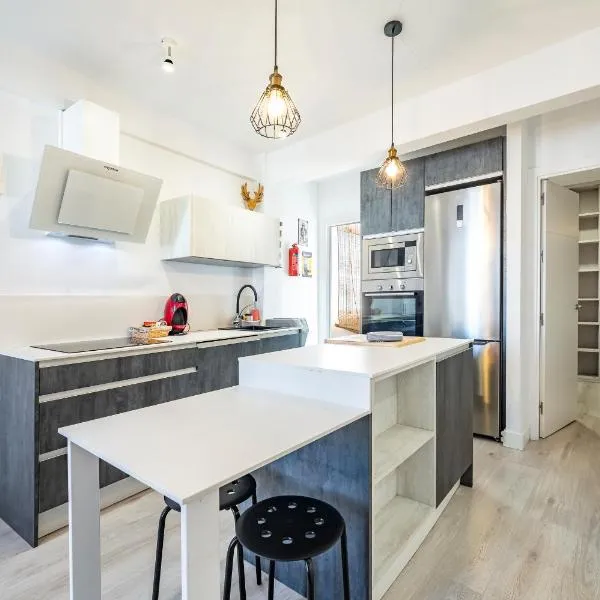 Ático centro Huelva con parking, hotel in Huelva