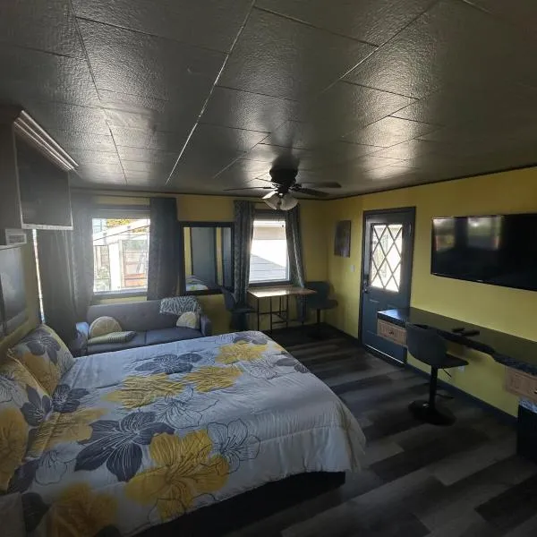 PNW Studio Getaway for Couples with Hot Tub、ポート・エンジェルスのホテル