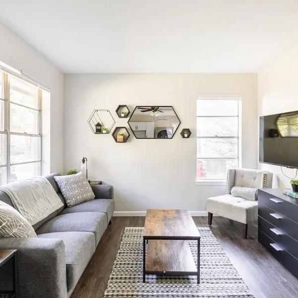 Find Peace at Charming Comfortable Downtown Home, hotel em Whitesboro