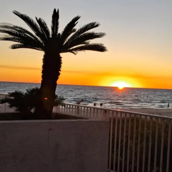 ON THE BEACH! COUPLES GETAWAY,HONEYMOON SWEET, Perfectly Cozy Beach Front Condo, full kitchen, pool, free parking,CHECK-IN AT DOOR, hotel in Panama City Beach