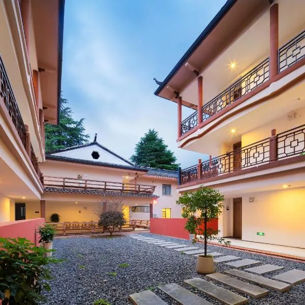 Zhangjiajie Tianchong Yunhai Courtyard Hotel-At the East gate of Zhangjiajie National Forest Park English Butler, Free Luggage Storage, Tour Plan -reserve tickets for various scenic spots-Self-Service Laundry, hótel í Zhangjiajie