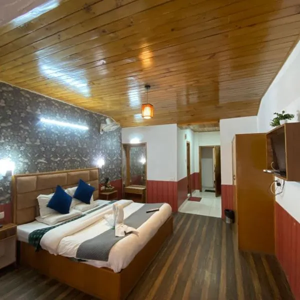 !!The Valley View Hill-Top Heights & Open Rooftop Cafe !! Bonfire !! Family Hotel Near To Mall Road 100Mtr!!, hotel v destinaci Bashist