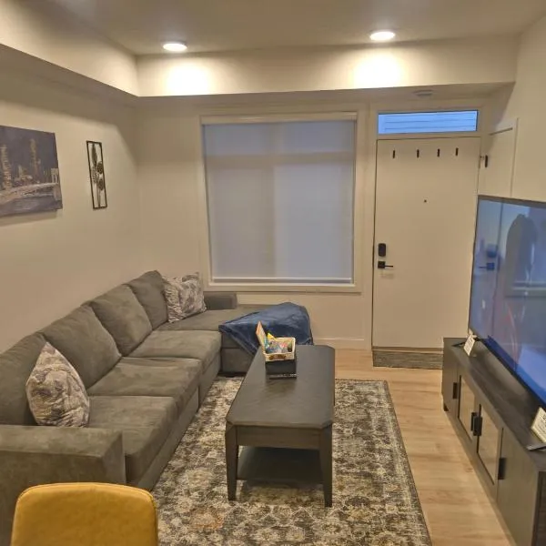 A stylish 2 BDR with a blend of cozy and peace!, Hotel in Calgary
