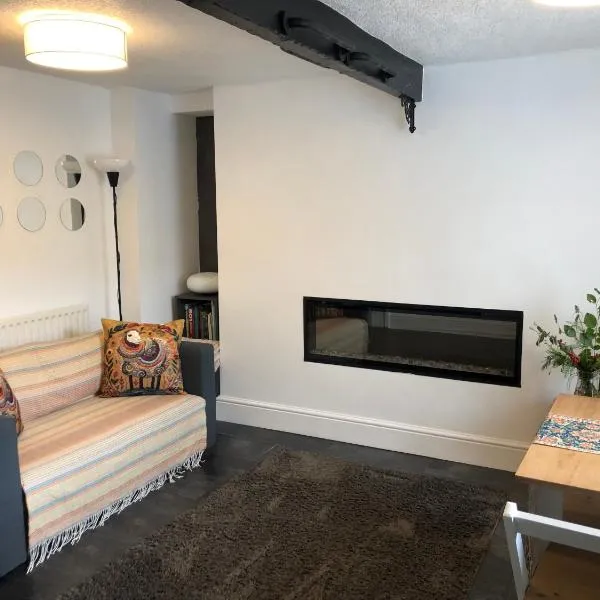 The Pathfinder's Retreat - 1 bedroom house, hotel in Deri