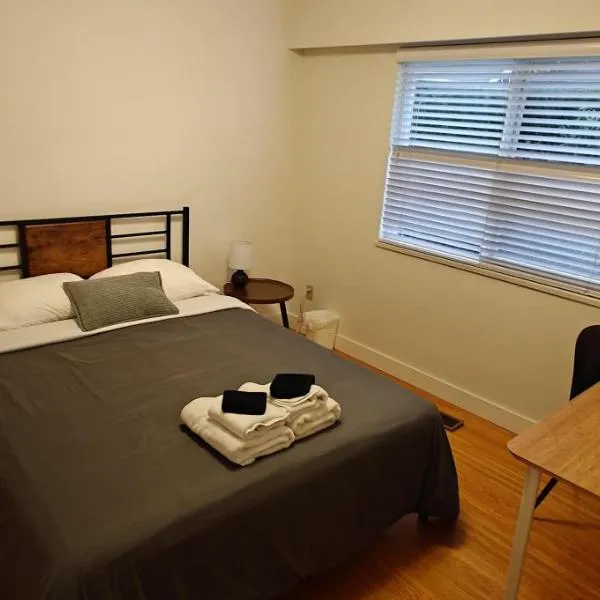 Spacious Family Room with Shared Washroom, Hotel in Vancouver