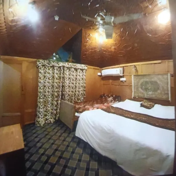 T luxury Heritage houseboat, hotel in Srinagar