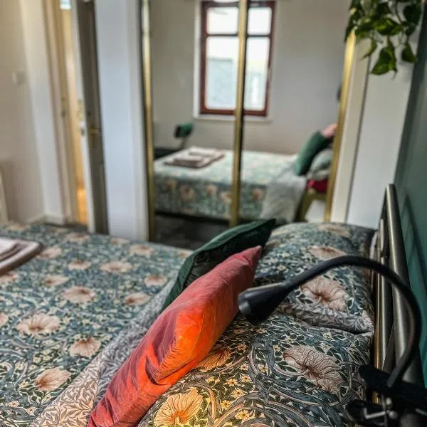 Double Rooms with Shared Bathroom Near The Shore and Tram, Hotel in Edinburgh