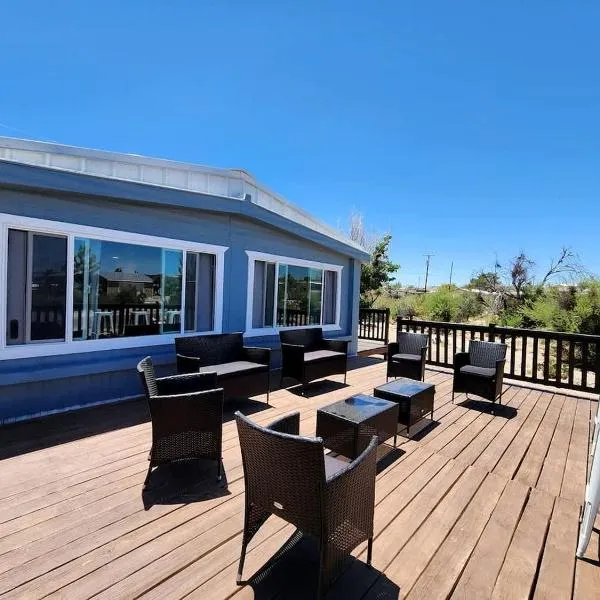 Modern Cabin with Arcade, Foosball Table and Fire Pit in Meadview, Arizona, hotel v destinácii Meadview