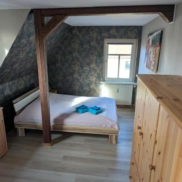 Ruhiges Dachgeschoss-Apartment im Südosten von Dresden, хотел в Дрезден