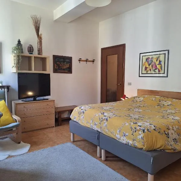 Stanza in appartamento condiviso nel centro storico di Parma, ξενοδοχείο στην Πάρμα