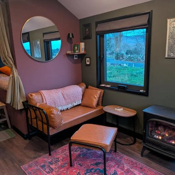 Tranquil Off-Grid Cabin, hotel en Ballina