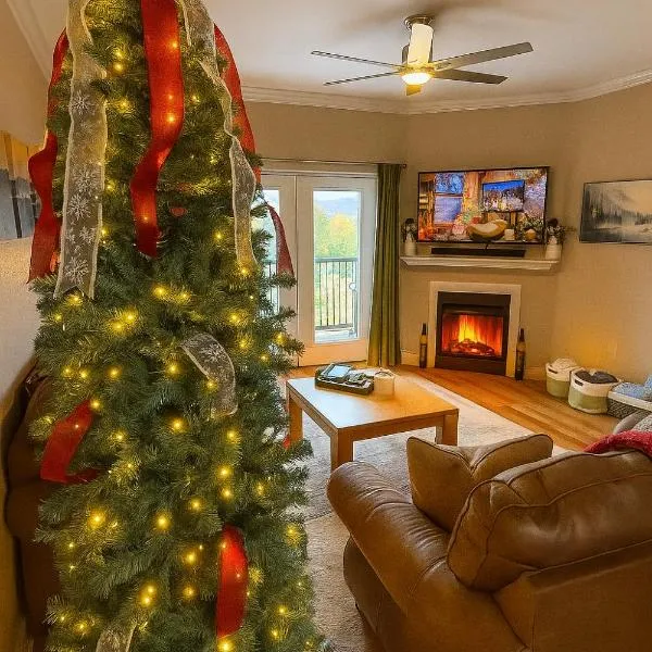 Smoky Mountain View Condo- Hot Tub, Indoor Pool, Walking Path, Playground, hotel v destinaci Pigeon Forge