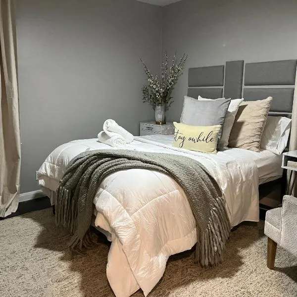 Cozy, 1st floor apartment 2bdrms Plus Semi Private room with Futon Pets with fee Family Friendly Close to Everything, hotel em Cleveland