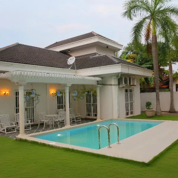 Donald Mansion, hotel v Negombu