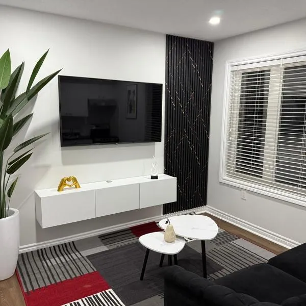 Cozy Private Two-Level Suite In Brampton With Separate Entrance And Living Area on Main Floor, hotel in Brampton