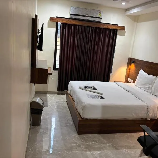 ANTLERS HOTEL Near Borivali Railway Station, hotel en Jāmb