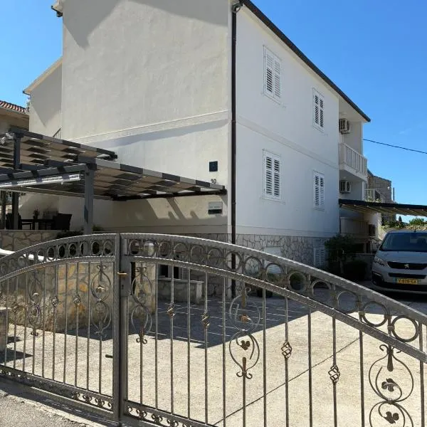 Karina Apartments, hotel v destinaci Supetar