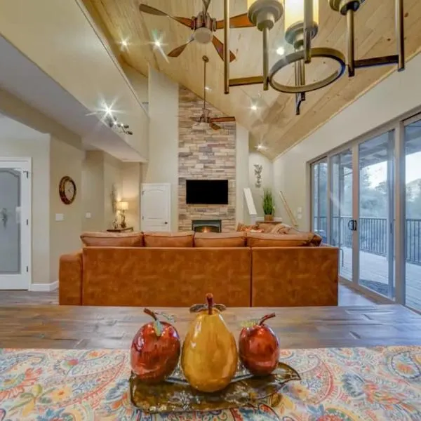 Butterfly View Retreat - 45 Min to Yosemite, hotel Mariposában